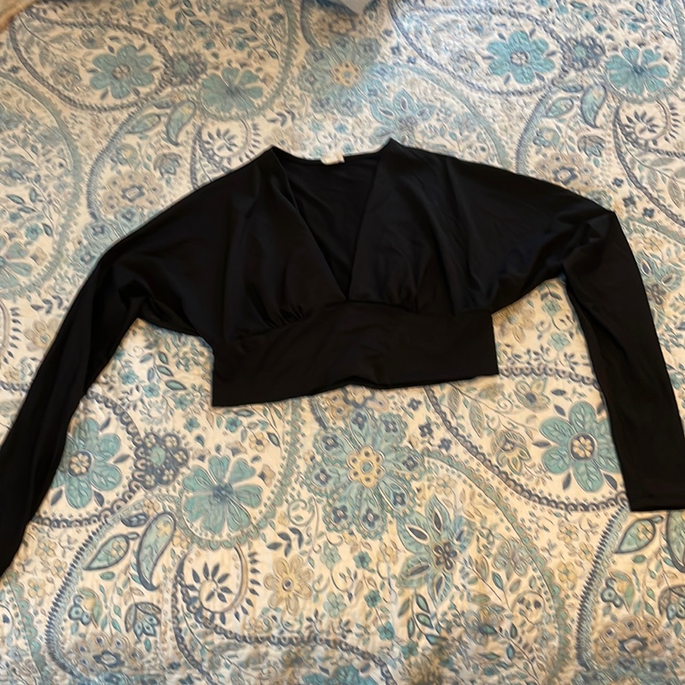 Black, v neck, long sleeve crop top